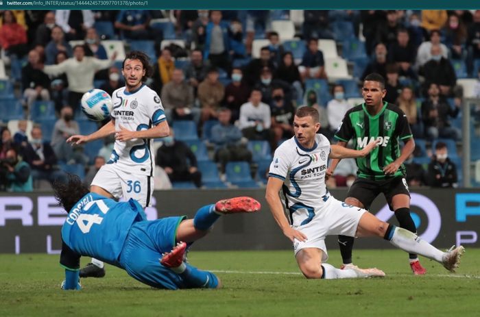 Gol pertama Inter Milan ke gawang Sassuolo dicetak melalui Edin Dzeko pada menit ke-58 pada laga pekan keenam Liga Italia 2021-2022.