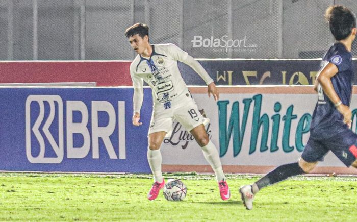 Bek PSIS Semarang, Alfeandra Dewangga Sentosa (kiri), sedang menguasai bola dalam laga pekan keempat Liga 1 2021 di Stadion Madya, Senayan, Jakarta,  25 September 2021.