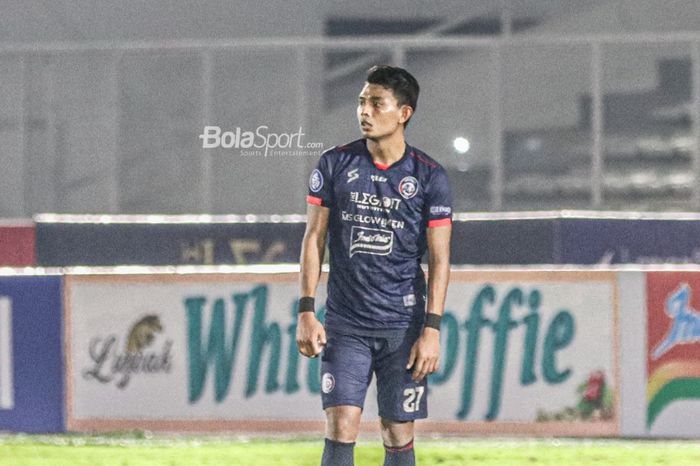 Striker Arema FC, Dedik Setiawan, sedang bertanding dalam laga pekan keempat Liga 1 2021 di Stadion Madya, Senayan, Jakarta,  25 September 2021.