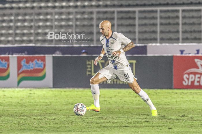 Striker PSIS Semarang, Bruno Silva, sedang menguasai bola dalam laga pekan keempat Liga 1 2021 di Stadion Madya, Senayan, Jakarta,  25 September 2021.