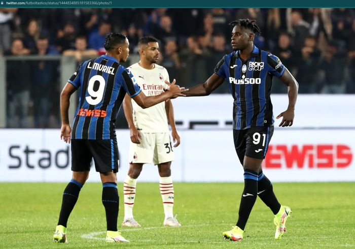 Duvan Zapata mendapat salam selamat dari Luis Muriel usai mencetak gol dari penalti kala melawan AC Milan pada pekan ke-7 Liga Italia 2021-2022.