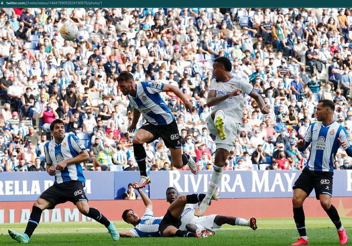 Pertandingan antara Espanyol dan Real Madrid dimenangkan oleh tim tuan rumah dengan skor 2-1 pada laga pekan ke-8 Liga Spanyol 2021-2022.