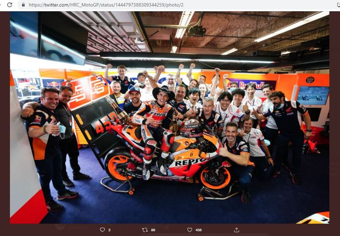 Marc Marquez merayakan kemenangan MotoGP Americas 2021 di Circuit of the Americas, Minggu (3/10/2021) bersama dengan timnya di paddock Repsol Honda