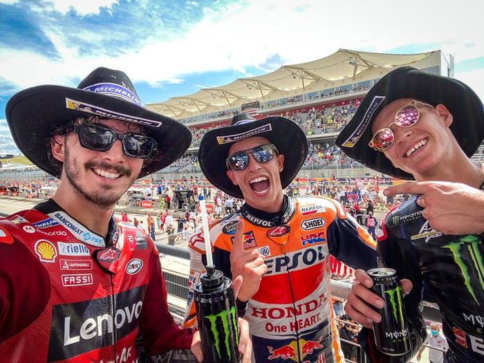 Para penghuni podium MotoGP Americas 2021 (dari kiri ke kanan), Francesco Bagnaia, Marc Marquez, dan Fabio Quartararo, berpose di atas podium di Circuit of the Americas, Austin, Texas, Amerika Serikat, Minggu (3/10/2021) waktu setempat.