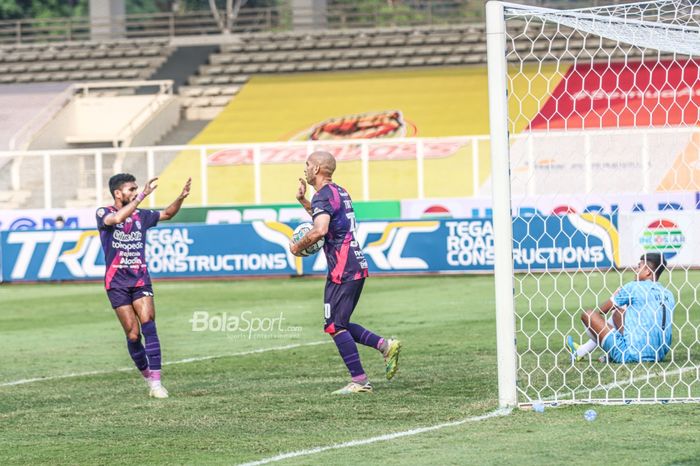 Pemain RANS Cilegon FC, Rifal Lastori (kiri), menyambut rekannya, Tarik El Janaby (kanan), yang mampu mencetak gol dalam laga pekan kedua Liga 2 2021 di Stadion Madya, Senayan, Jakarta, 5 Oktober 2021.