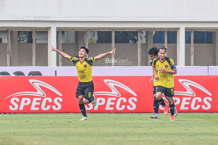 Gelandang Persekat, Chrystna Bhagascara (kiri), melakukan selebrasi seusai mencetak gol dalam laga pekan kedua Liga 2 2021 di Stadion Madya, Senayan, Jakarta, 5 Oktober 2021.