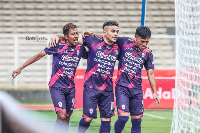 Cristian Gonzales (tengah), Bima Ragil (kiri), dan Rizki Hidayat (kanan) nampak berpelukan seusai RANS Cilegon FC mencetak gol dalam laga pekan kedua Liga 2 2021 di Stadion Madya, Senayan, Jakarta, 5 Oktober 2021.