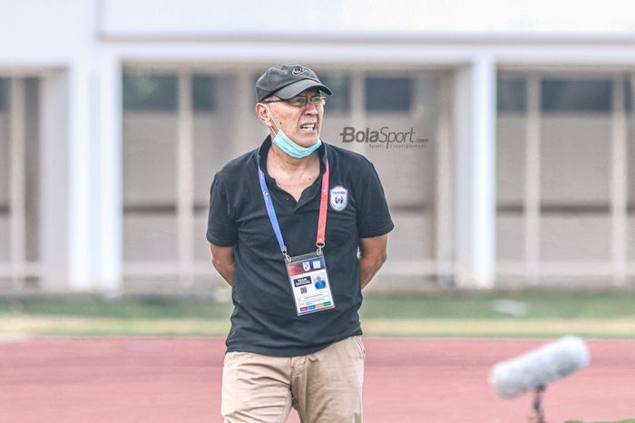 The coach of RANS Cilegon FC, Bambang Nurdiansyah, is monitoring his players in the second week of the 2021 Liga 2 match at the Madya Stadium, Senayan, Jakarta, October 5, 2021.