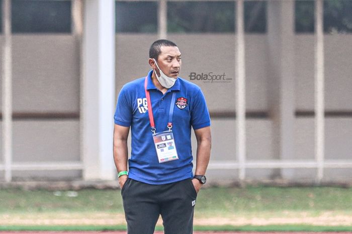 Persekat coach, I Putu Gede Swisantoso, monitors his players during the second week of the 2021 Liga 2 match at the Madya Stadium, Senayan, Jakarta, October 5, 2021.