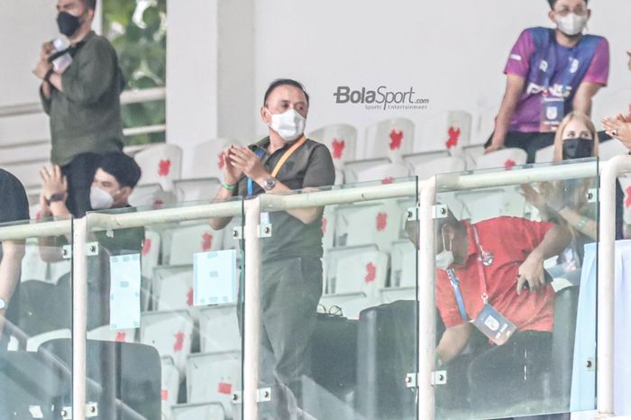 Ketua Umum PSSI, Mochamad Iriawan, nampak sedang memberikan penghormatan berupa tepuk tangan seusai laga pekan kedua Liga 2 2021 antara Persekat vs RANS Cilegon FC di Stadion Madya, Senayan, Jakarta, 5 Oktober 2021.