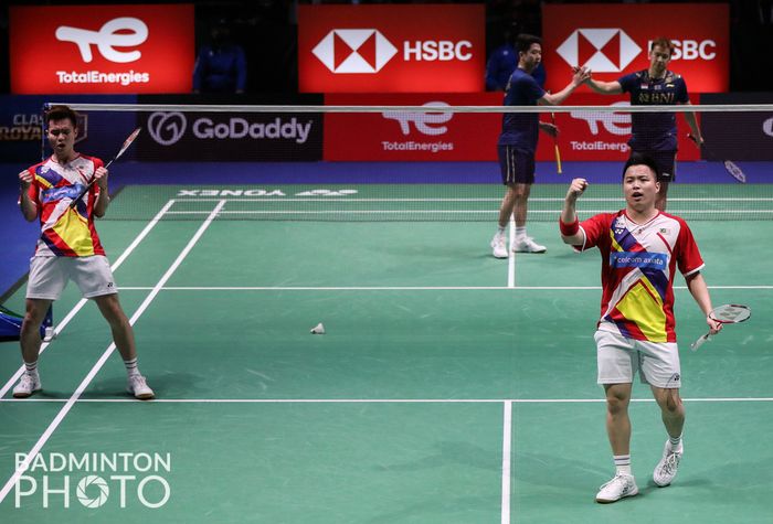 Pemain ganda putra Malaysia, Aaron Chia/Soh Wooi Yik saat berlaga melawan Marcus Fernaldi Gideon/Kevin Sanjaya Sukamuljo di Sudirman Cup 2021.