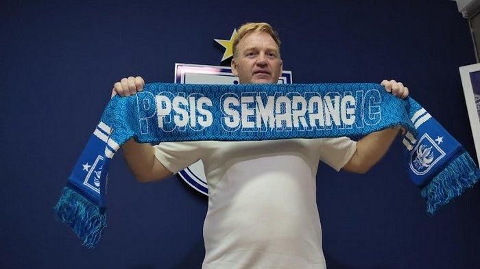 Pelatih baru PSIS Semarang,  Ian Andrew Gillian.