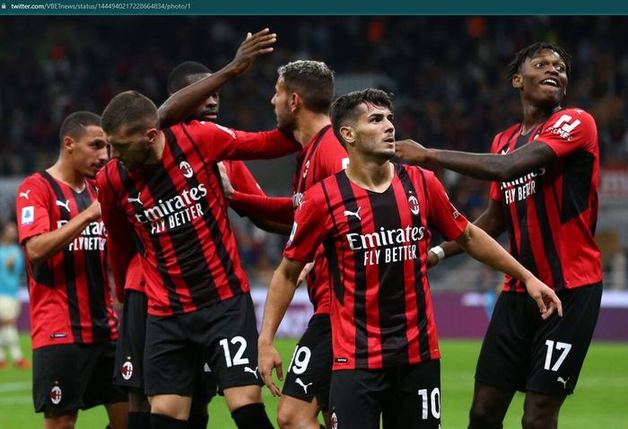 Para pemain AC Milan merayakan kemenangan pada laga kontra Cagliari di Liga Italia 2021-2022.