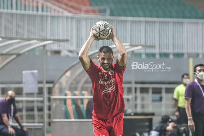 Bek sayap kanan Persija Jakarta, Marco Motta, nampak akan melakukan lemparan ke dalam saat laga pekan kelima Liga 1 2021 di Stadion Pakansari, Bogor, Jawa Barat, 28 September 2021.