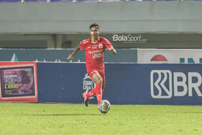 Pemain sayap kanan Persija Jakarta, Alfriyanto Nico, sedang menggiring bola dalam laga pekan kelima Liga 1 2021 di Stadion Pakansari, Bogor, Jawa Barat, 28 September 2021.