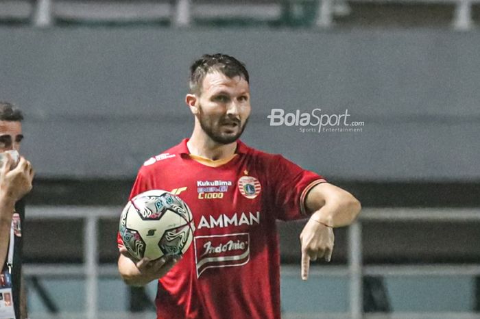 Bek sayap kanan Persija Jakarta, Marco Motta, nampak akan melakukan lemparan ke dalam saat laga pekan kelima Liga 1 2021 di Stadion Pakansari, Bogor, Jawa Barat, 28 September 2021.