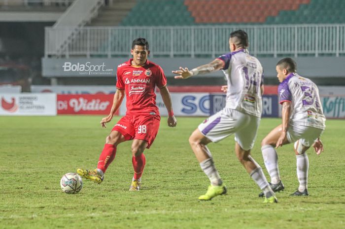 Striker Persija Jakarta, Taufik Hidayat (kiri), sedang mengoper bola dalam laga pekan kelima Liga 1 2021 di Stadion Pakansari, Bogor, Jawa Barat, 28 September 2021.