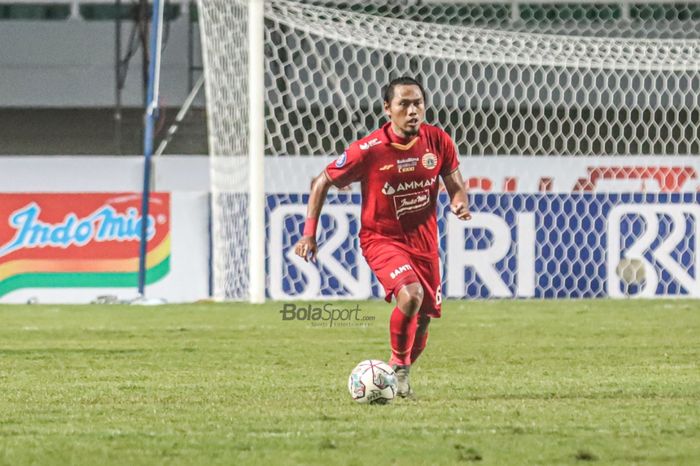 Gelandang Persija Jakarta, Tony Sucipto, sedang menguasai bola dalam laga pekan kelima Liga 1 2021 di Stadion Pakansari, Bogor, Jawa Barat, 28 September 2021.