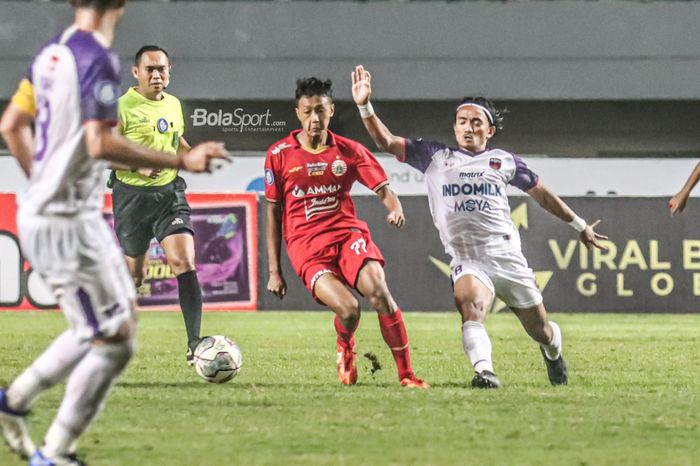Gelandang serang Persija Jakarta, Dony Tri Pamungkas (kiri), sedang menguasai bola dan dibayangi pemain Persita Tangerang, Taufiq Febriyanto (kanan), dalam laga pekan kelima Liga 1 2021 di Stadion Pakansari, Bogor, Jawa Barat, 28 September 2021.
