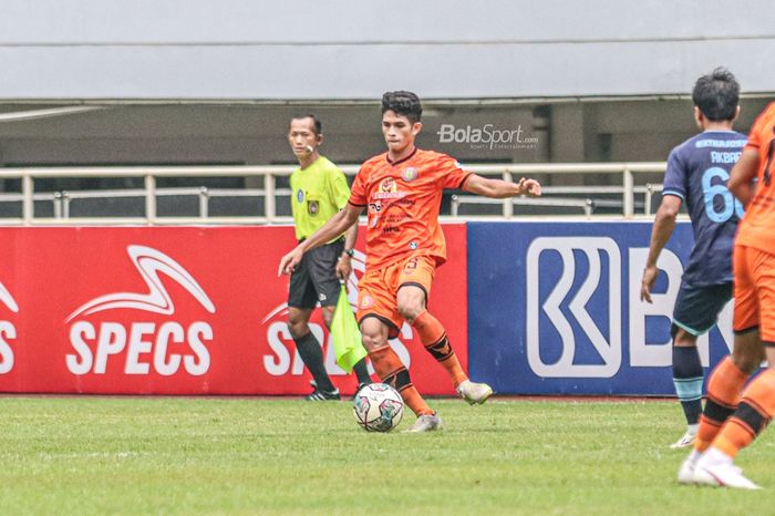 Pemain sayap kiri Persiraja Banda Aceh, Subhan Fajri, sedang menguasai bola dalam laga pekan kelima Liga 1 2021 di Stadion Pakansari, Bogor, Jawa Barat, 28 September 2021.