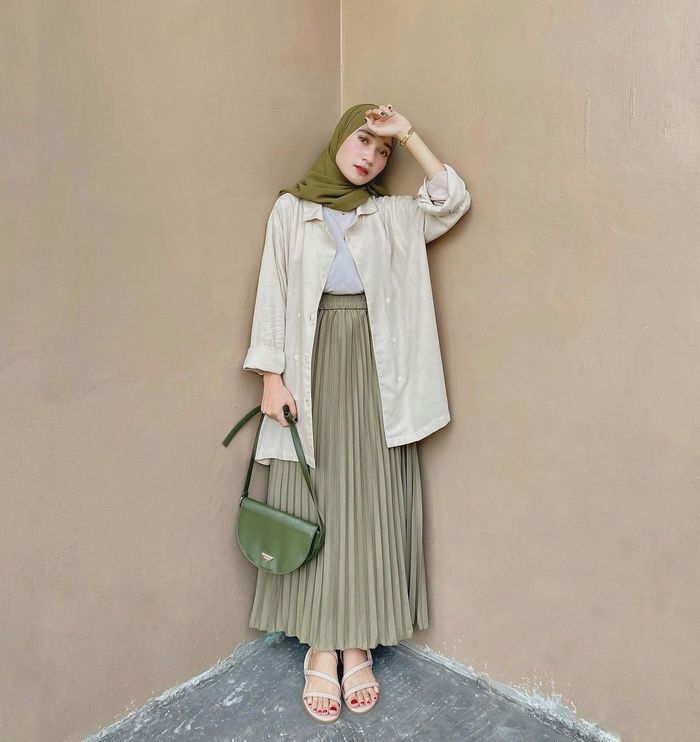Inspirasi Fashion Hijab Pakai Kemeja Oversized dan Rok Plisket