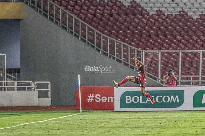 Pemain Bali United, Muhammad Rahmat, nampak sedang melakukan selebrasi seusai mencetak gol dalam laga pekan pertama BRI Liga 1 2021/2022 di Stadion Gelora Bung Karno, Senayan, Jakarta.