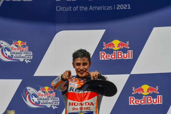 Pembalap Repsol Honda, Marc Marquez, berpose setelah balapan MotoGP Americas 2021 di Circuit of The Americas, Minggu (3/10/2021).