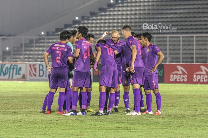 Skuat Persik Kediri nampak sedang melakulan briefing dalam laga pekan kelima Liga 1 2021 di Stadion Madya, Senayan, Jakarta, 29 September 2021.