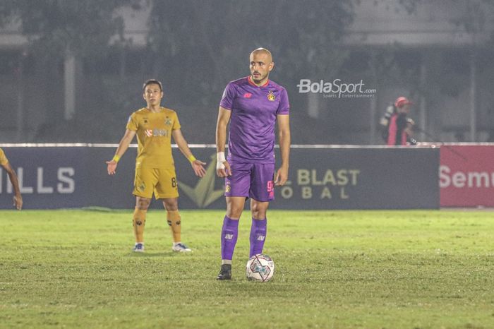 Striker Persik Kediri, Youssef Ezzejjari, nampak akan melakukan kick off dalam laga pekan kelima Liga 1 2021 di Stadion Madya, Senayan, Jakarta, 29 September 2021.