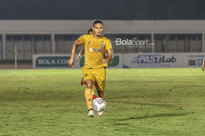 Gelandang Bhayangkara FC, Renan Silva, nampak sedang menguasai bola dalam laga pekan kelima Liga 1 2021 di Stadion Madya, Senayan, Jakarta, 29 September 2021.