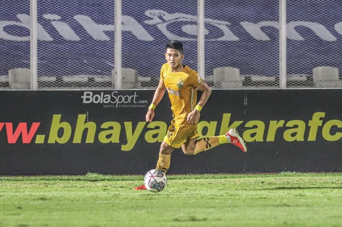 Bek sayap kanan Bhayangkara FC, I Putu Gede Juni Antara, sedang menguasai bola dalam laga pekan kelima Liga 1 2021 di Stadion Madya, Senayan, Jakarta, 29 September 2021.