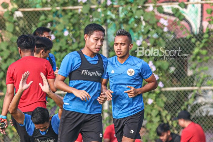 Dua pemain timnas Indonesia, Evan Dimas (kiri) dan Irfan Jaya (kanan), sedang mengikuti sesi latihan di Lapangan G (Panahan), Senayan, Jakarta, 2 Oktober 2021.