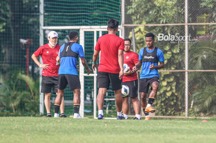 Pelatih timnas Indonesia, Shin Tae-yong (paling kiri) , sedang mengamati latihan yang dijalankan Ramai Rumakiek di Lapangan G (Panahan), Senayan, Jakarta, 2 Oktober 2021.