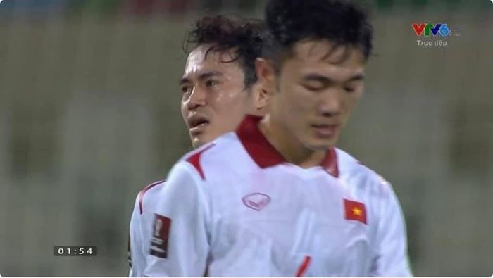 Nguyen Van Toan menangis usai Vietnam dikalahkan China di laga Kualifikasi Piala Dunia 2022 zona Asia.