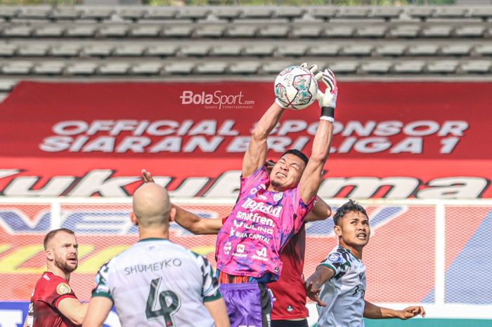 Kiper Bali United, Wawan Hendrawan (jersey merah muda), sedang menangkap bola dalam laga pekan keenam Liga 1 2021 di Stadion Madya, Senayan, Jakarta, 2 Oktober 2021.