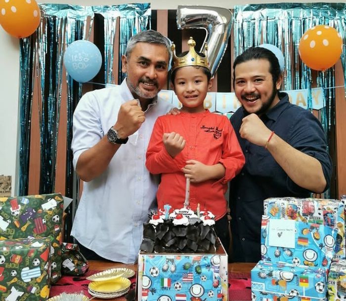 Suami baru dan mantan suami Qory