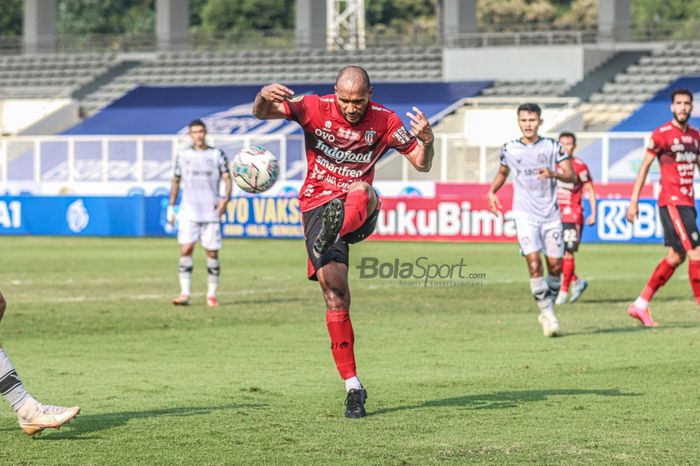 Bek Bali United, Leonard Tupamahu, sedang menendang bola dalam laga pekan keenam Liga 1 2021 di Stadion Madya, Senayan, Jakarta, 2 Oktober 2021.