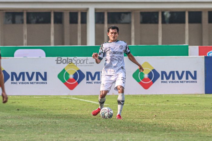Bek sayap kanan Tira Persikabo, Gilang Ginarsa, sedang menguasai bola dalam laga pekan keenam Liga 1 2021 di Stadion Madya, Senayan, Jakarta, 2 Oktober 2021.