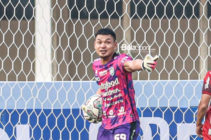 Kiper Bali United, Wawan Hendrawan, nampak sedang memberikan arahan kepada rekan-rekannya dalam laga pekan keenam Liga 1 2021 di Stadion Madya, Senayan, Jakarta, 2 Oktober 2021.