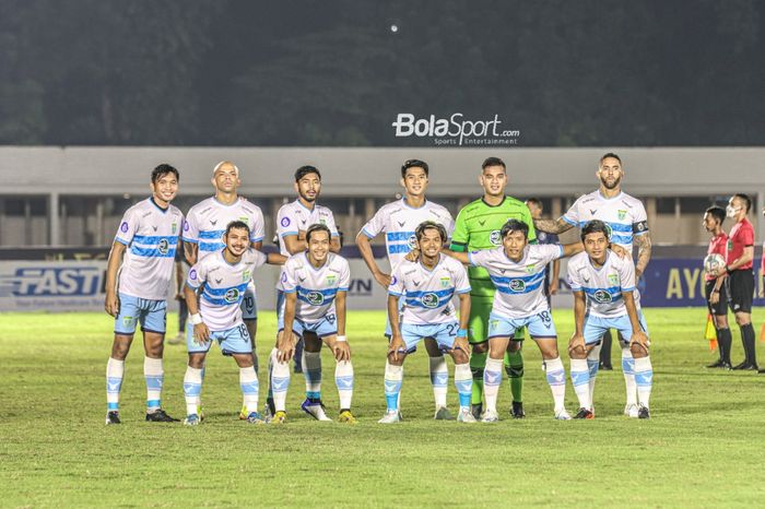 Skuat Persela Lamongan sedang berfoto tim dalam laga pekan keenam Liga 1 2021 di Stadion Madya, Senayan, Jakarta, 3 Oktober 2021.