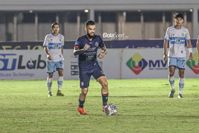 Bek sayap kanan Arema FC, Diego Michiels, sedang menguasai bola dalam laga pekan keenam Liga 1 2021 di Stadion Madya, Senayan, Jakarta, 3 Oktober 2021.