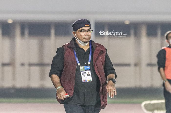 Pelatih Persela Lamongan, Iwan Setiawan, sedang memantau para pemainnya dalam laga pekan keenam Liga 1 2021 di Stadion Madya, Senayan, Jakarta, 3 Oktober 2021.