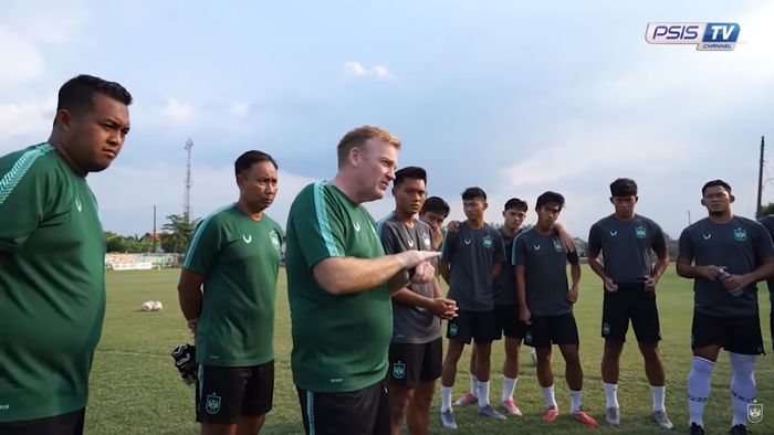 Pelatih baru PSIS Semarang, Andrew Gillian, saat menjalani latihan perdana besama tim di Lapangan Putat Gede, Kabupaten Kendal, Jumat, 8 Oktober 2021.