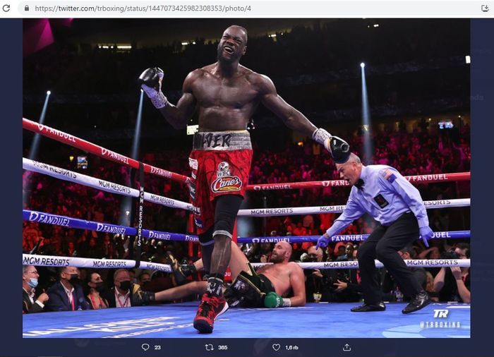 Momen saat Deontay Wilder menjatuhkan Tyson Fury saat bertarung untuk ketiga kalinya di T-Mobile Arena, Las Vegas, Nevada, Amerika Serikat, Minggu (10/10/2021). 