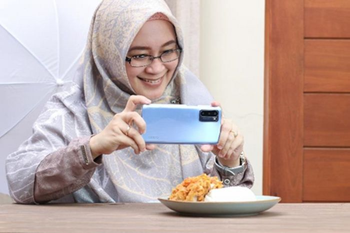 Serving Kristina, OPPO Fan, a photography workshop activist for MSMEs