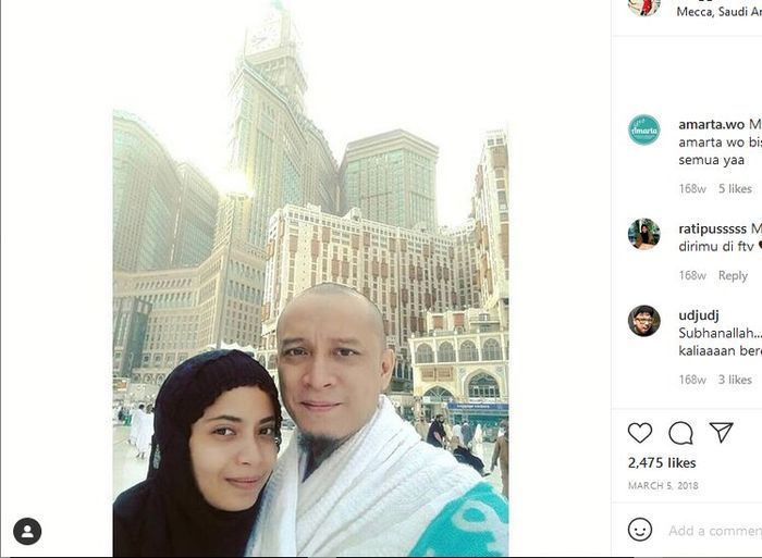 Yogi Finanda saat umrah bersama istri