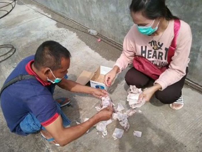 Uang yang disimpan di kap mobil pun dikeluarkan untuk diperiksa yang masih utuh