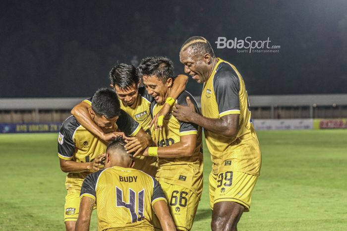 (Dari kanan ke kiri) Herman Dzumafo Epandi, Gufroni Al Maruf, dan sejumlah pemain Martapura Dewa United ikut merayakan gol dari Selamet Budiono dalam laga pekan kedua Liga 2 2021 di Stadion Madya, Senayan, Jakarta, 5 Oktober 2021.