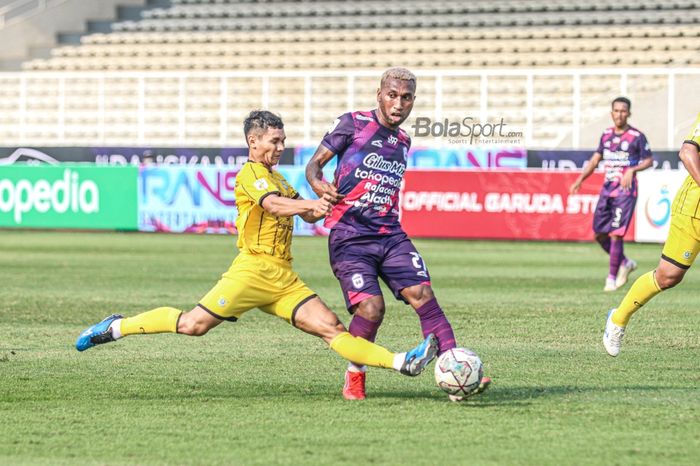 Striker RANS Cilegon FC, Patrich Wanggai (kanan), sedang menguasai bola dalam pekan ketiga Liga 2 2021 di Stadion Madya, Senayan, Jakarta, 12 Oktober 2021.