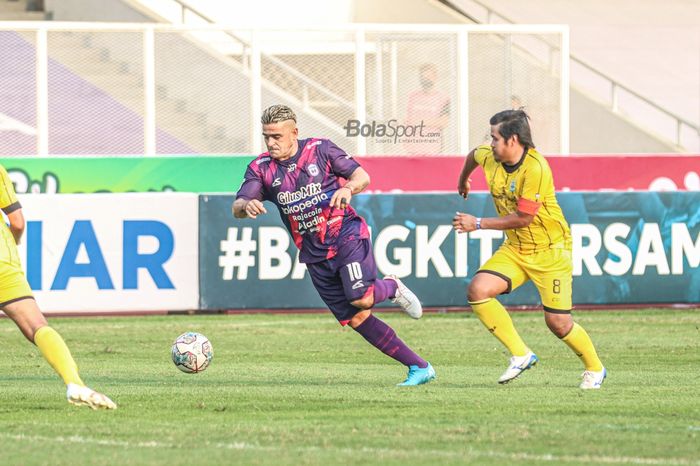 Penyerang RANS Cilegon FC, Cristian Gonzales (kiri), sedang menguasai bola dan dibayangi gelandang Perserang Serang, Egi Melgiansyah (kanan), dalam pekan ketiga Liga 2 2021 di Stadion Madya, Senayan, Jakarta, 12 Oktober 2021.
